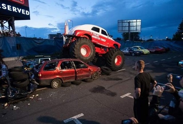 Kaskaderzy i monster trucki w Słupsku