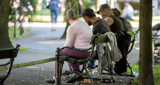 Mimo że w Krakowie pojawiło się tysiące pielgrzymów, na Plantach nadal przesiadują pijani