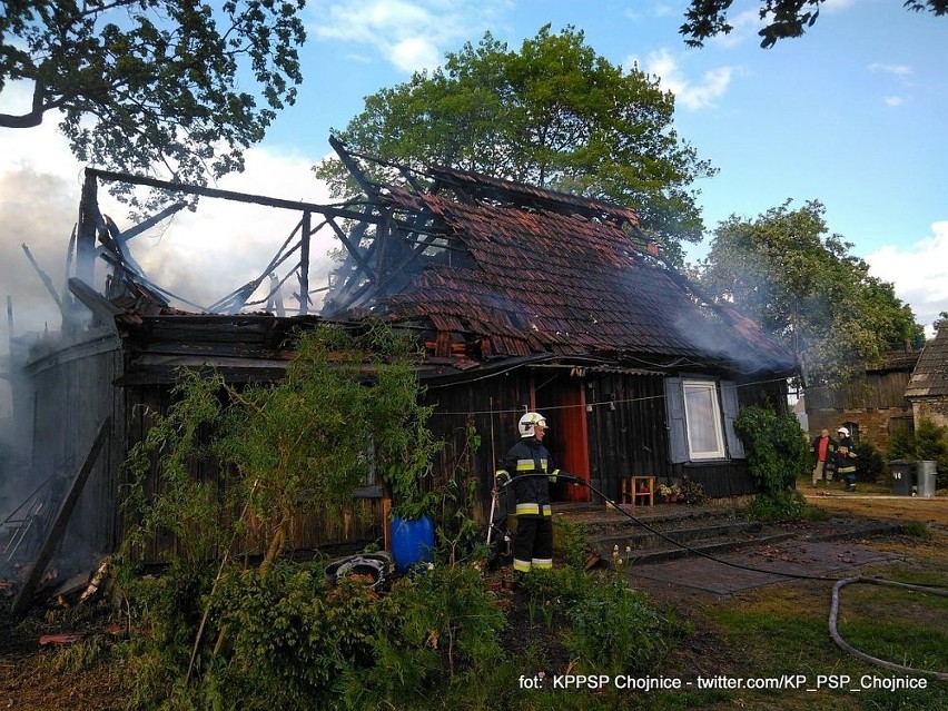 Pożar w Malachinie. Spłonął drewniany dom. 85-letnia kobieta bez dachu nad głową 
