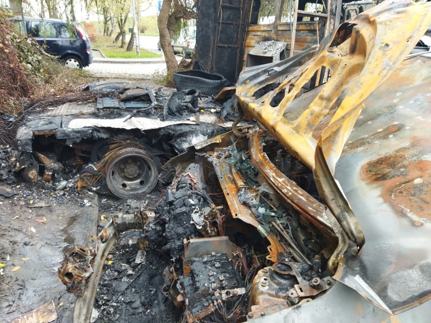 Spalone samochody na ul. Kaczej w Krakowie