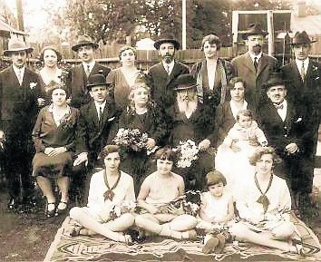 Rodzina Seidenfrauów w ogrodzie na tyłach domu w Wieliczce, 1930 r.