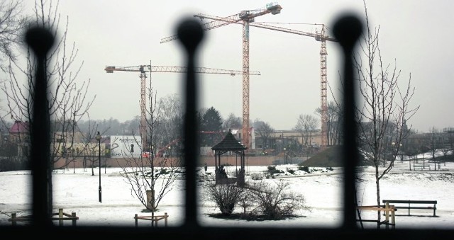 Budowa na działce przy ok. 6,5-hektarowym parku Dębnickim