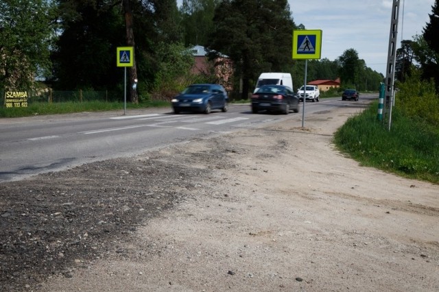 Tak wygląda droga z Łap do Białegostoku w miejscowości Zalesiany. Jest ona ruchliwa, często dochodzi tu do wypadków. Mieszkańcy proszą o ustawienie tutaj znaków ograniczających prędkość. Nie zgadzają się na to drogowcy.