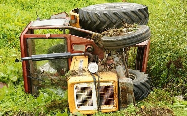 18-latek uciekł traktorem na pole.