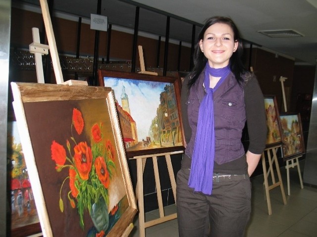 Stażystka z galerii w Miejskim Ośrodku Kultury Magdalena Polańska zaprasza na wystawę. Obrazy będzie można oglądać także w holu i na piętrze.