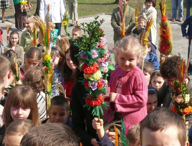 Palmy wielkanocne przy kościele Trójcy Przenajświętszej w Stalowej Woli.