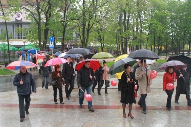 Mimo deszczu działacze i sympatycy lewicy dziarskim krokiem szli w pochodzie pierwszomajowym ulicami Kielc.