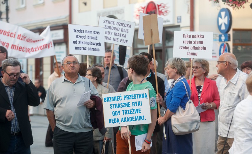 Ponad 200 osób przemaszerowało ulicami 3-go Maja i...