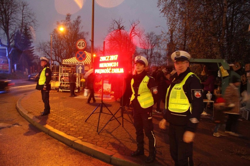 Wszystkich Świętych w Kielcach. Tłumy na cmentarzach i drogach [WIDEO, ZDJĘCIA]