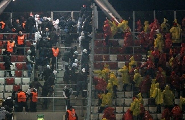 Mecz Legia - Jagiellonia przerwany! Regularna bitwa na stadionie [zdjęcia, FILM]