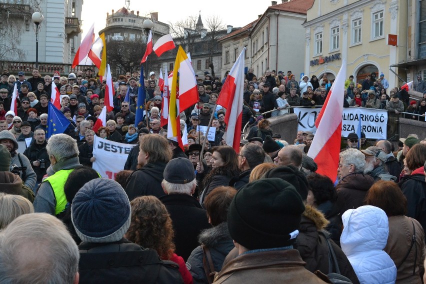 Manifestacja Komitetu Obrony Demokracji w Bielsku-Białej [ZDJĘCIA, WIDEO]