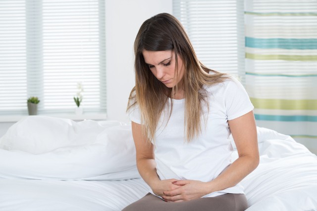 Ból w podbrzuszu najczęściej występuje u kobiet i jest związany z cyklem menstruacyjnym. Jeśli pojawia się bez związku z miesiączką i towarzyszą mu inne niepokojące objawy, wymaga konsultacji z lekarzem i ustalenia dokładnej przyczyny.