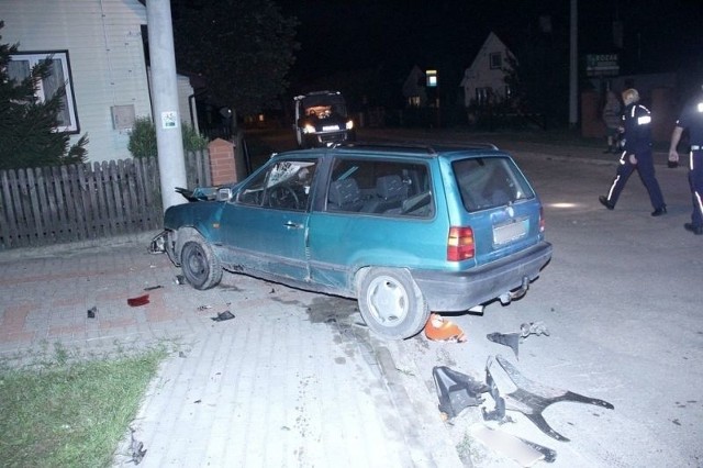 Trafił tam także, w stanie ciężkim, 16-letni pasażer motoroweru. Badanie pobranej krwi wykaże, czy kierowcy byli trzeźwi. Teraz wyjaśnianiem okoliczności wypadku zajęli się policjanci z Łap.