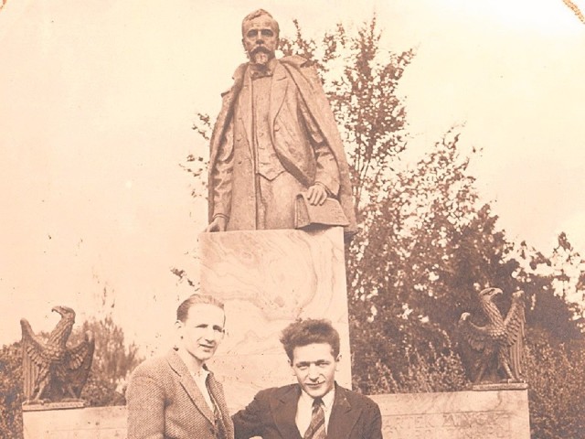 Rok 1934. Przy pomniku autora "Krzyżaków" sfotografowali się: Maksymilian Kasprzak (po lewej) i Tadeusz Poryszewski.