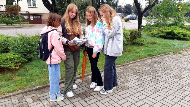 Uczestnicy gry terenowej poznawali historię Białobrzegów i okolicy szukając punktów naniesionych na mapy.
