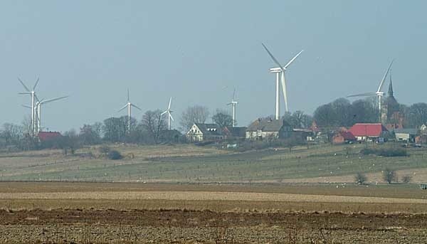 Już od ponad roku olbrzymie wiatraki produkują energię elektryczną w pobliżu wsi Barzowice w gminie Darłowo.