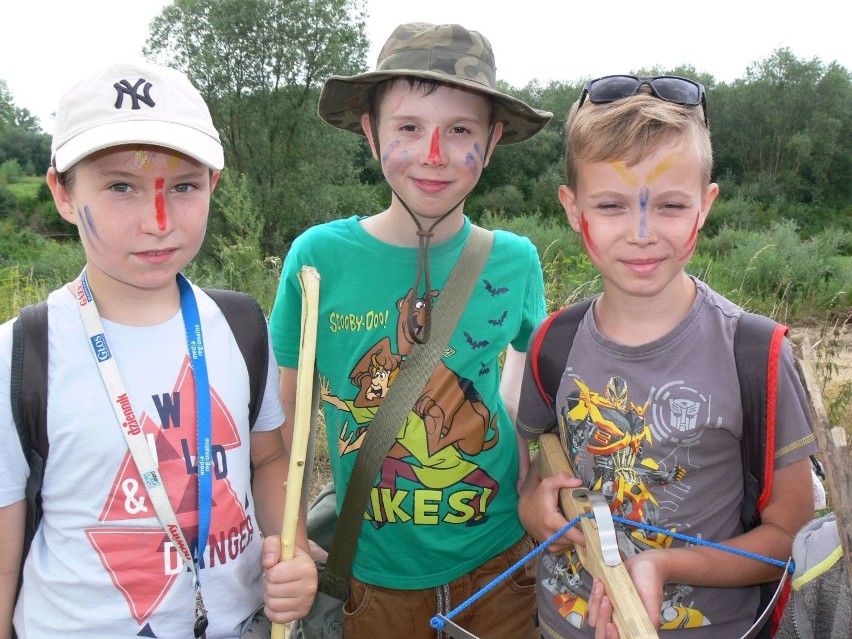 Wakacje z survivalem w Tarnobrzegu. Dzieci uczyły się sztuki przetrwania (ZDJĘCIA)