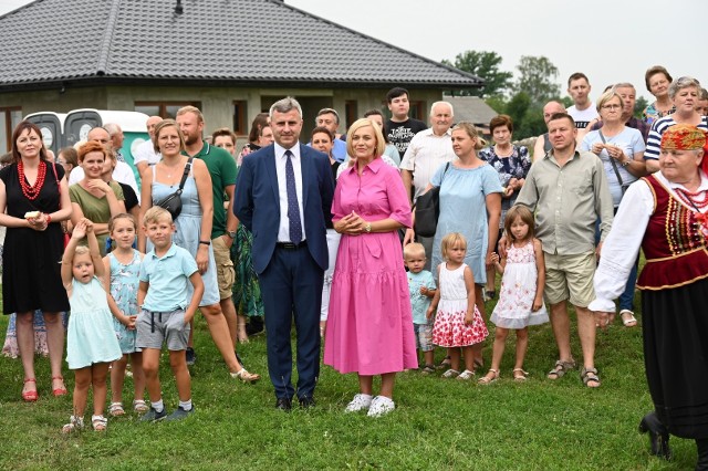 Oprócz licznie zgromadzonej lokalnej publiczności wśród zaproszonych gości pojawili się: Wicemarszałek Województwa Świętokrzyskiego Renata Janik, Radna Rady Powiatu Anna Kosmala oraz Burmistrz Miasta i Gminy Daleszyce Dariusz Meresiński, a także radni daleszyckiej Rady Miejskiej i sołtysi z terenu Gminy Daleszyce.