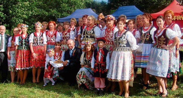 Organizatorzy i gospodarze (w środku z chlebem) tegorocznych dożynek w Kryspinowie