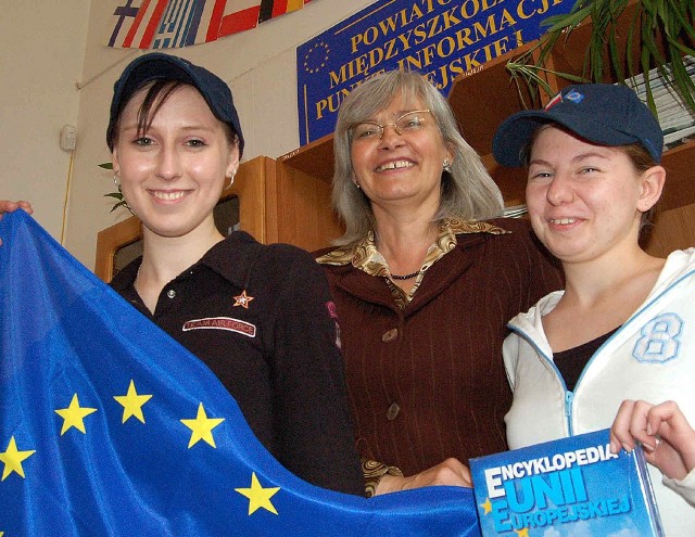 - Dziewczęta z SKE wiedzą o Unii więcej niż nie jeden nauczyciel - mówi z dumą pani Maria Ziemińśka (w środku) opiekun SKE.