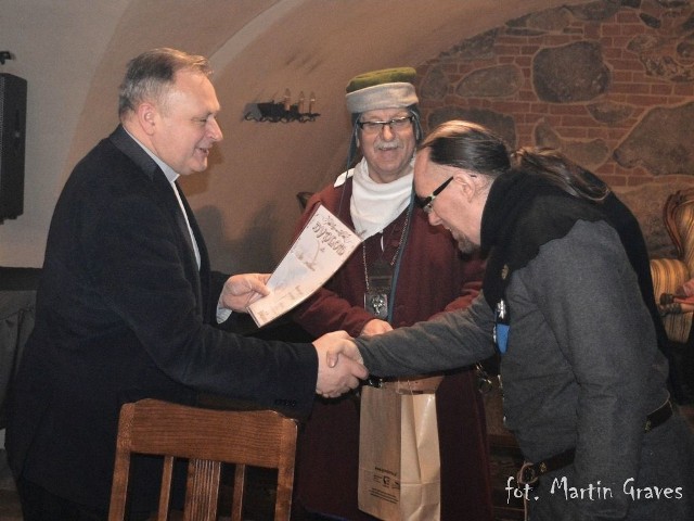 Marcin Olżyński (z prawej) odbiera dyplom z rąk ks. dziekana Jacka Dawidowskiego, w środku Bogdan Kuffel