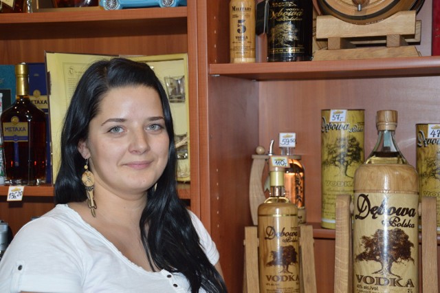 Małgorzata Jakubiak z Żar sprzedaje w sklepie osiedlowym. Jest kandydatką do tytułu Supersprzedawcy.