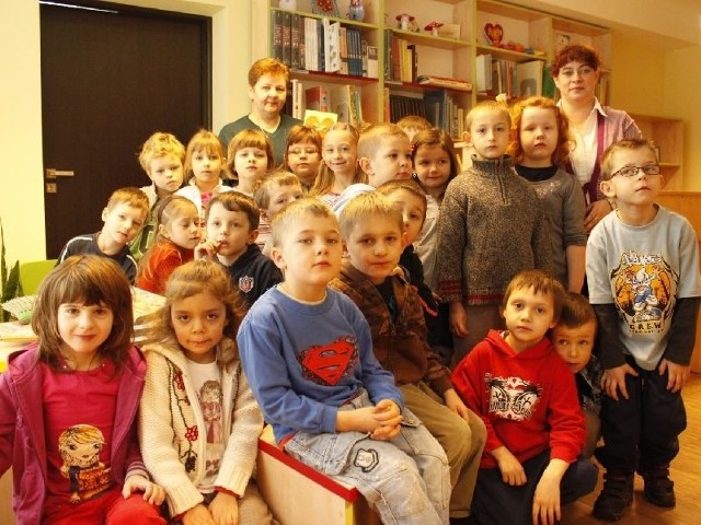 Dzieci z Przedszkola numer 1 w Nowej Dębie podczas odwiedzin w Bibliotece Samorządowego Ośrodka Kultury w Nowej Dębie.