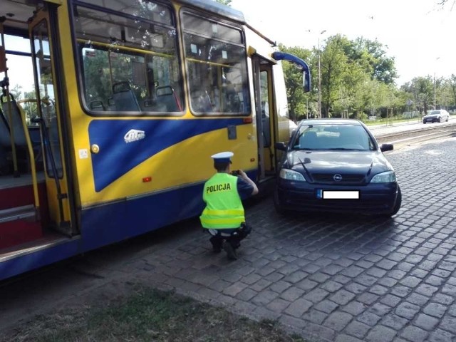 Przy ul. Chopina doszło do kolizji samochodu osobowego oraz tramwaju. Na szczęście żadnemu z kierujących oraz pasażerom nic się nie stało. Incydent miał miejsce wczoraj o godz. 17.30. Kierowca samochodu marki Opel jadący Aleją 500-lecia w kierunku ul. Popiełuszki nie ustąpił pierwszeństwa przejazdu tramwajowi jadącemu od strony Placu Rapackiego w kierunku ul. Bydgoskiej. Kierowca pojazdu został ukarany mandatem oraz punktami karnymi.Policjanci raz jeszcze apelują o ostrożność i cierpliwość do wszystkich użytkowników dróg.Zobacz też:Wyburzanie starych budynków toruńskich "Opatrunków"Nowy supermarket w galerii Toruń PlazaNowosciTorun