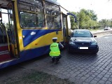 Kolizja samochodu z tramwajem w Toruniu. Kierowca wymusił pierwszeństwo