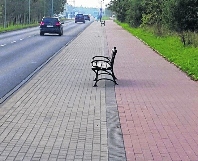 Mieszkańcy uważają, że ustawienie ławek jest niefortunne - stoją one za blisko ruchliwej ulicy.