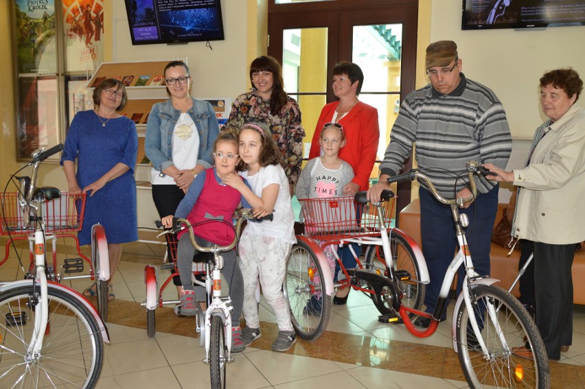 Troje niepełnosprawnych w piątek w Skarżysku otrzymało rowery rehabilitacyjne 