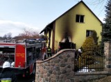 Groźny pożar domu w Stryszowie k. Wadowic. Wybuch pieca centralnego ogrzewania [ZDJĘCIA] [AKTUALIZACJA]