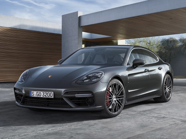 Porsche PanameraNajmocniejszy benzynowy silnik V8 z rodziny nowych jednostek przeznaczony jest do nowego Porsche Panamera Turbo. 4-litrowy motor osiąga maksymalną moc 550 KM w przedziale 5750-6000 obr./min, jednak tuż powyżej 3000 obr./min przekracza barierę 340 KM.Fot. Porsche