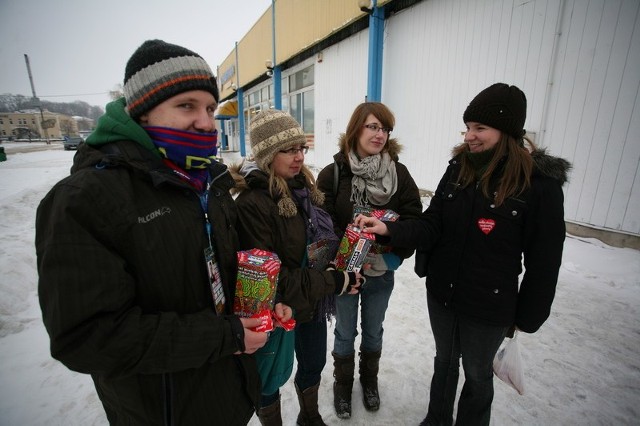 Ekipa wolontariuszy działająca w okolicy dworca autobusowego w Przysusze: Bartłomiej Arian, Kamila Arian, Monika Pałgan. Datek wrzuca Anna Chylak.
