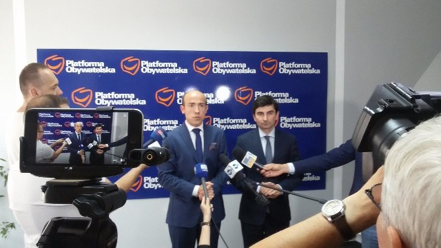 Posłowie Borys Budka i Marek Wójcik spotkali się z dziennikarzami