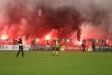 Stadion na meczu Katowice - Widzew przypominał płonące pole bitwy. Zobacz zdjęcia