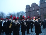 Orkiestra dęta KWK Wieczorek obudziła mieszkańców Nikiszowca. To barbórkowa tradycja. 4 grudnia na Nikiszowcu wygląda tak od lat
