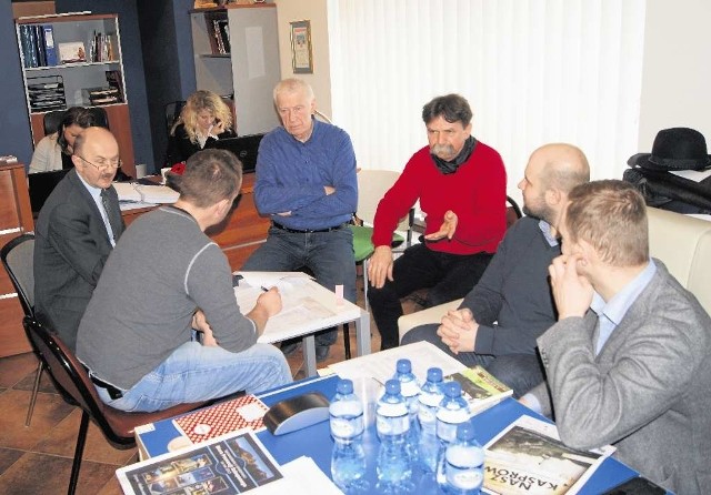 Radny Jacek Kalata (po prawej siedzi tyłem) sprawdzał wydatki dyrektora Biura Promocji Zakopanego Andrzeja Kaweckiego