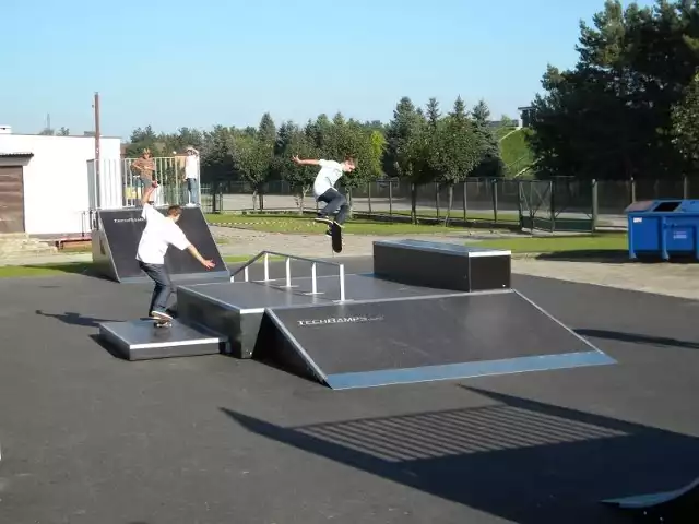 Młodzi białobrzeżanie chętnie korzystają ze skate parku na stadionie.