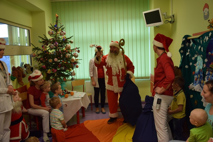 Ostrołęka. Święty Mikołaj odwiedził dzieci w szpitalu