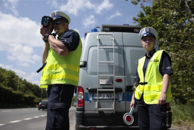 22.05.2015 opole, policja kontro drogowa drogowka mandat predkosc sierzant glowala agnieszka i aspirant arkadiusz brelinskifot. slawomir mielnik / nowa trybuna opolska