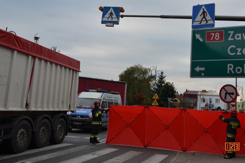 Śmiertelny wypadek w Szczekocinach. Pieszy zginął pod kołami tira [ZDJĘCIA]