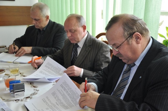 Umowę w imieniu Starostwa Powiatowego w Kielcach podpisali wicestarosta Marian Ferdek (na zdjęciu pierwszy z prawej) oraz członek Zarządu Powiatu Kieleckiego Ryszard Barwinek (drugi z prawej).