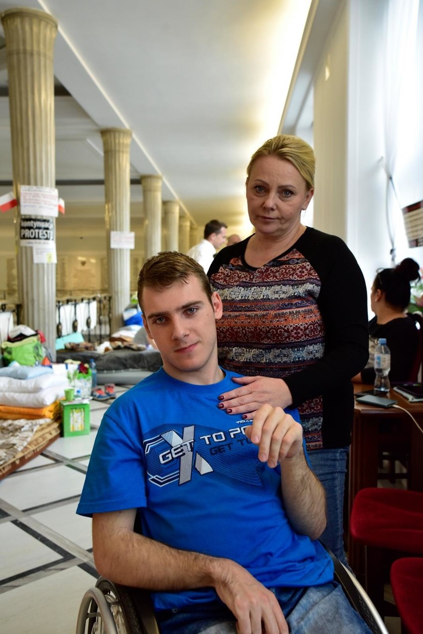 Jakub Hartwich, bohater protestu niepełnosprawnych został radnym w Toruniu