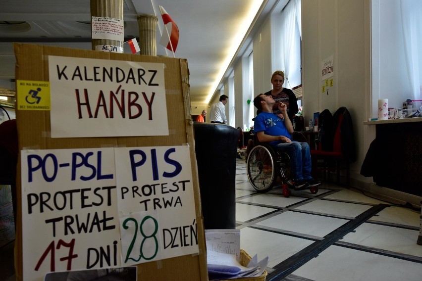 Jakub Hartwich, bohater protestu niepełnosprawnych został radnym w Toruniu
