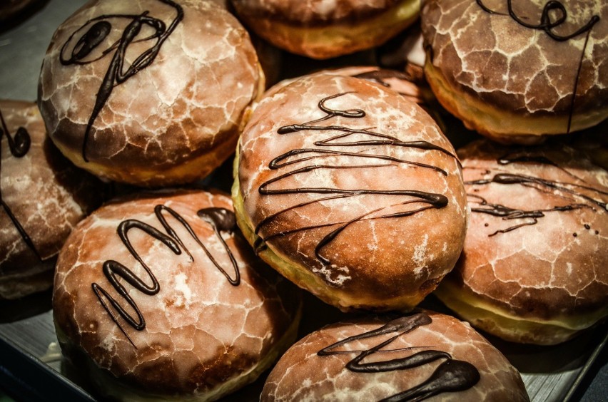 W Lidlu pączki z nadzieniem wieloowocowym dostępne są w...