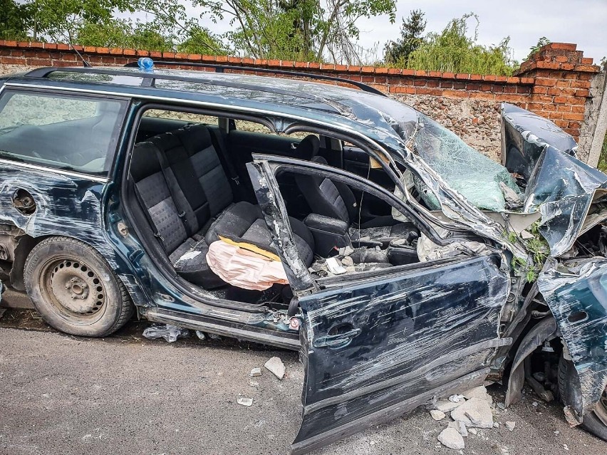 Okoliczności wypadku ustala policja. Na drodze widać ślady...