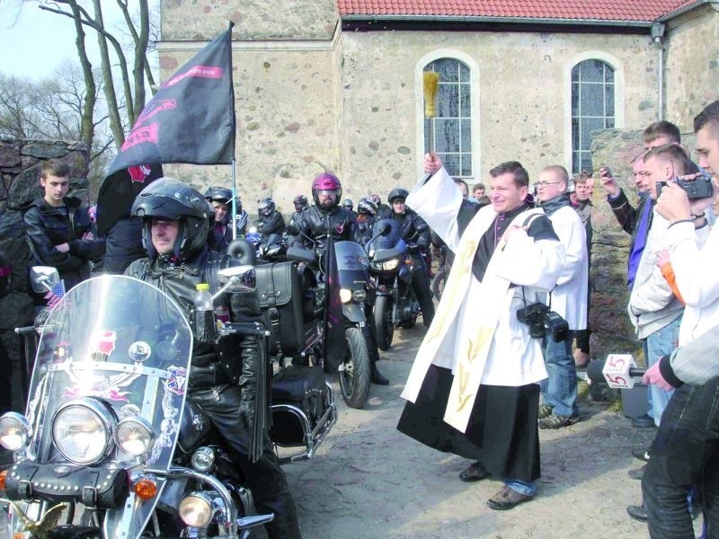 Każda z maszyn została wczoraj poświęcona.