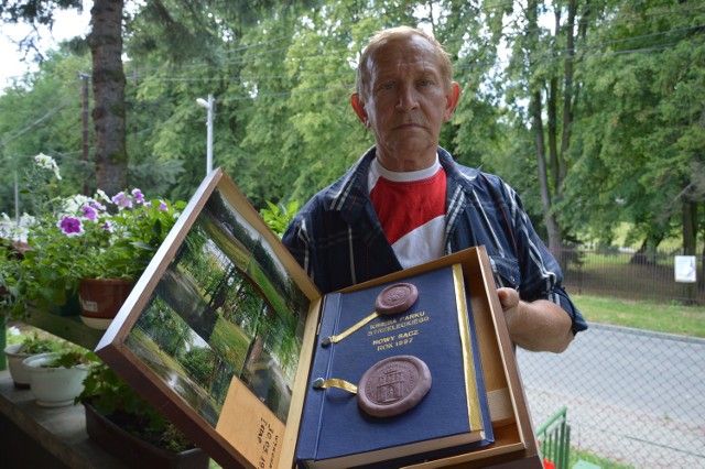 Jan Galas prowadzi od lat jedyną w swoim rodzaju Kronikę Parku Strzeleckiego. Zapisał każde wydarzenie, każde posadzone drzewo