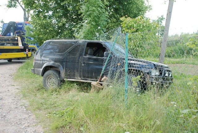 Mundurowi oddali kilka strzałów ostrzegawczych oraz strzały w opony samochodu. Dopiero wówczas policjanci unieruchomili auto.